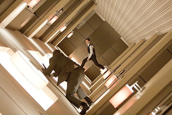 Arthur (Joseph Gordon-Levitt, hinten) bekämpft einen Gegner in der Schwerelosigkeit eines gekippten Hotelflurs. - © FOTO: WARNER BROS