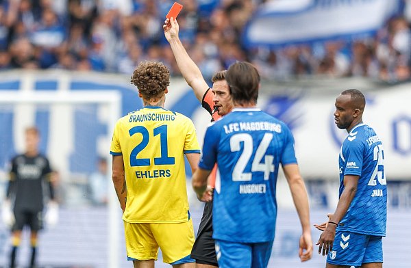 Kevin Ehlers (l) sieht die Rote Karte - © Andreas Gora/dpa