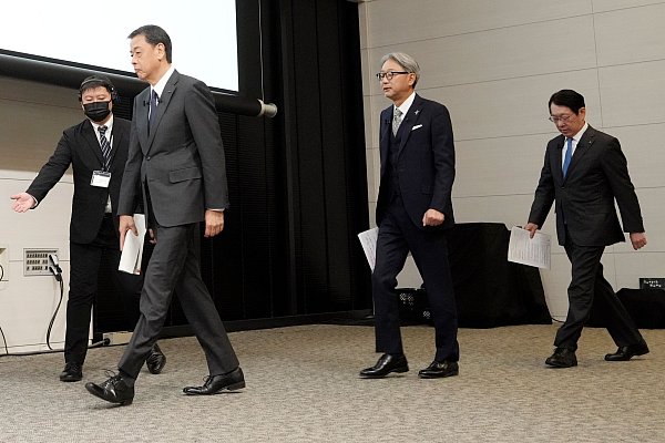 Nissan und Honda führen Fusionsgespräche und wollen Mitsubishi Motors daran beteiligen. - © Eugene Hoshiko/AP/dpa
