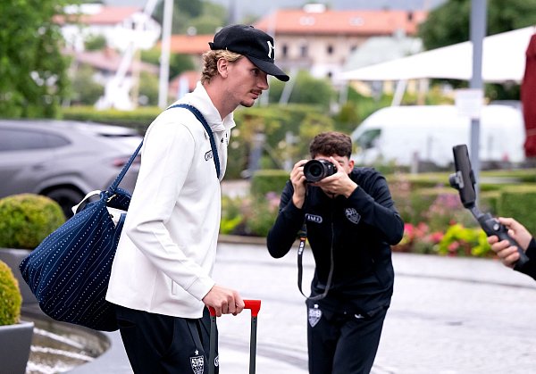 Nick Woltemade und der VfB Stuttgart kamen am Montag am Tegernsee an. - © Sven Hoppe/dpa