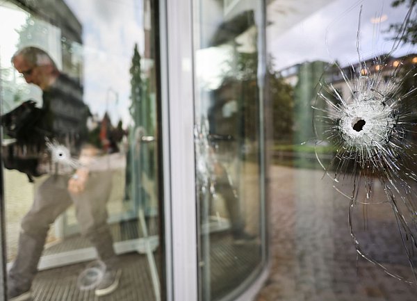 Rund zehn Einschusslöcher und mehrere Patronenhülsen sowie Patronen hat die Polizei gefunden. - © Christian Charisius/dpa