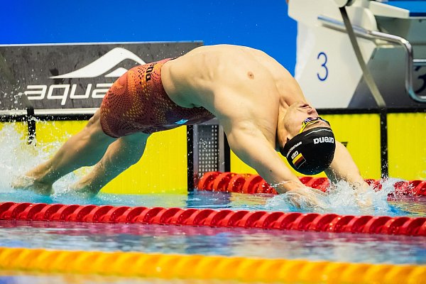 Schwimmen hilft Ole Braunschweig bei der Konzentration - © Christoph Soeder/dpa