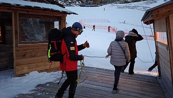 Ohne Hilfe von Einsatzkräften konnten sie nicht zu den Talstationen gelangen. - © -/Italienische Bergrettung/dpa