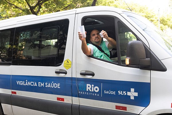 Ein Mitarbeiter des brasilianischen Instituts Fiocruz setzt in Rio de Janeiro Gelbfiebermücken frei, die mit Wolbachia-Bakterien modifiziert wurden. (Archivbild) - © Fernando Souza/dpa