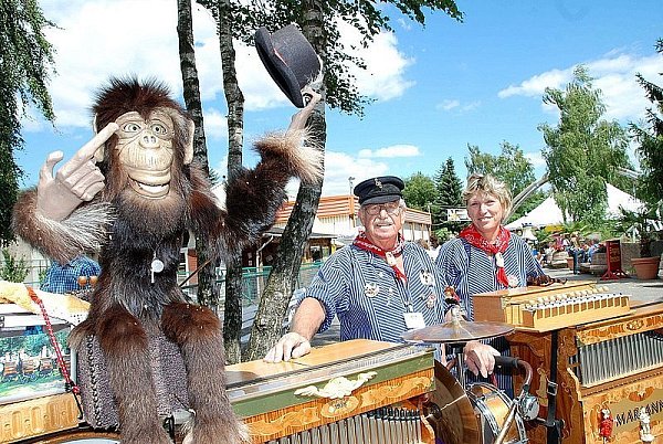 Den Hut gelupft, den Finger in Richtung von Dieter und Marianne Lehnert aus Oer-Erkenschwick gelenkt, hockt der Affe, der einmal Latschen-Paule gehört hat und fast alles kann, auf einer der Drehorgeln, die im Safaripark gut Jahrmarktstimmung sorgen. - © FOTO: KARIN PRIGNITZ