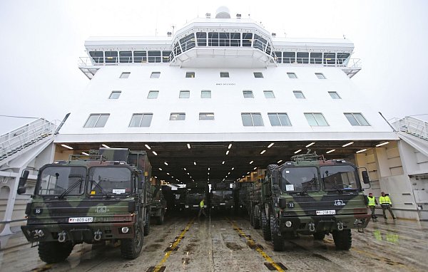 Zu Lande, zu Wasser und in der Luft: Hindernisse für grenzüberschreitende Militärtransporte sollen möglichst schnell abgebaut werden. (Archivbild) - © picture alliance / dpa