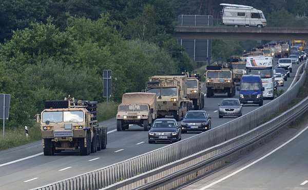 In Notfallsituationen sollen Militärs künftig von bestimmten Regeln für den Güterverkehr ausgenommen werden. (Archivbild) - © Friso Gentsch/dpa