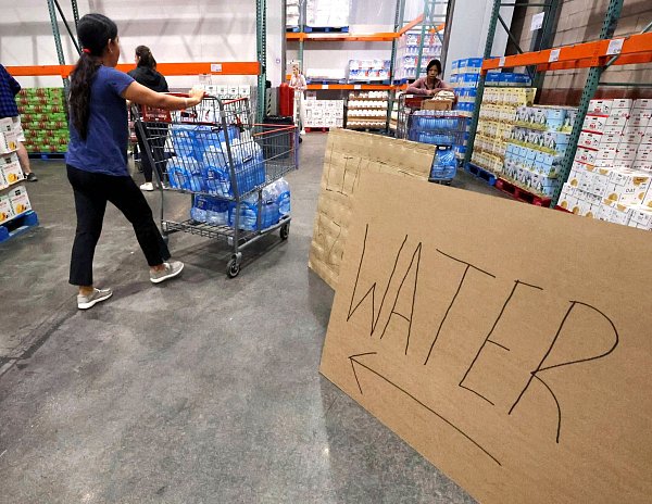 In Florida rüsten sich die Menschen für die Ankunft von «Milton». - © Joe Burbank/Orlando Sentinel/AP
