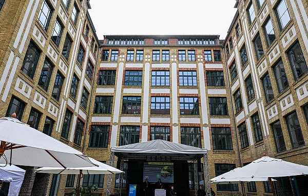 In dem Backsteingebäude wurden jahrzehntelang Lampen produziert - künftig soll Berlins Gaming-Branche hier einen Anlaufpunkt haben. - © Jens Kalaene/dpa