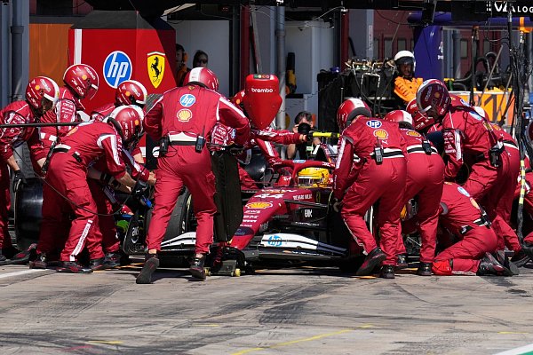 Für Lewis Hamilton lief sein erstes Ferrari-Heimspiel nicht nach Wunsch. - © Luca Bruno/Pool AP/AP/dpa