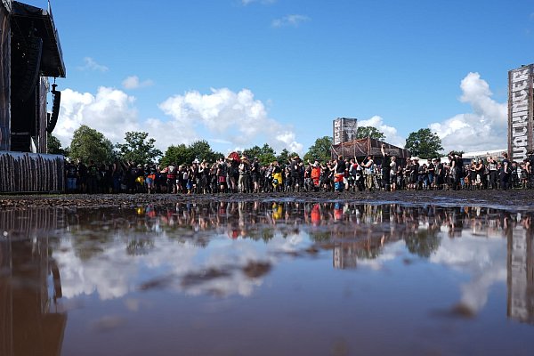 Nach dem Dauerregen zeigt sich auch die Sonne über dem Wacken Open Air. - © Marcus Brandt/dpa