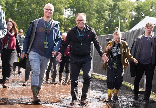Auch hoher Besuch aus Berlin und Kiel lässt sich auf dem Wacken Open Air blicken. - © Marcus Brandt/dpa