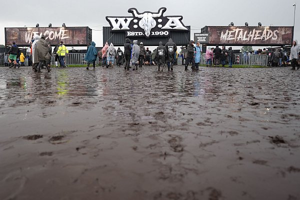 Regenfälle haben den Boden des Festivalgeländes in Schlamm verwandelt. - © Marcus Brandt/dpa
