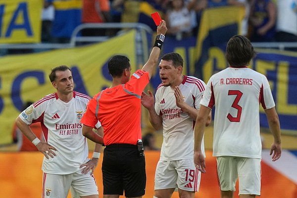 Auch ein Benfica-Spieler flog im hitzigen Duell vom Platz. - © Marta Lavandier/AP/dpa