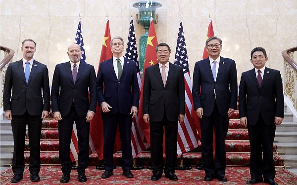 Die Delegationen beider Seiten sprachen über Handelsbeschränkungen. - © Li Ying/XinHua/dpa