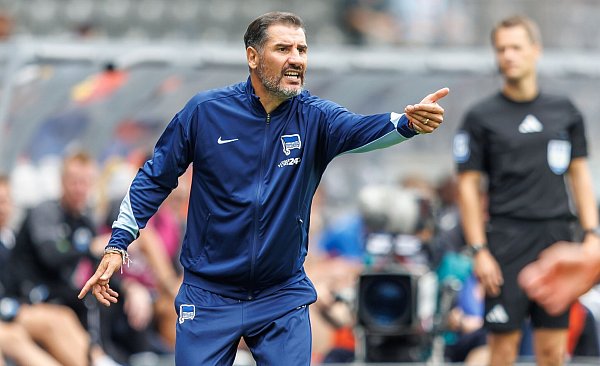 Die Premiere von Fiél als Hertha-Trainer ist misslungen. - © Andreas Gora/dpa