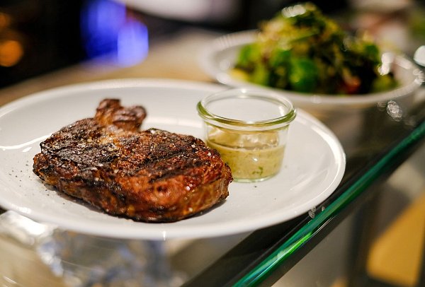 Orthorexie wird fälschlicherweise oft mit Veganismus oder Vegetarismus in Verbindung gebracht. Doch auch Menschen, die nur oder fast nur Fleisch essen, können orthorektisch sein. (Illustration) - © picture alliance / dpa