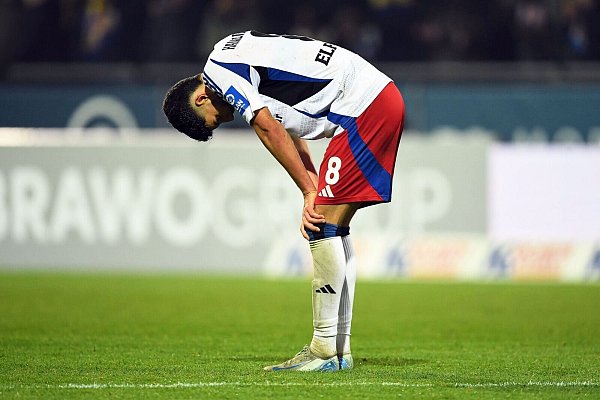 Enttäuschung beim HSV: Daniel Elfadli nach der Niederlage in Braunschweig. - © Swen Pförtner/dpa