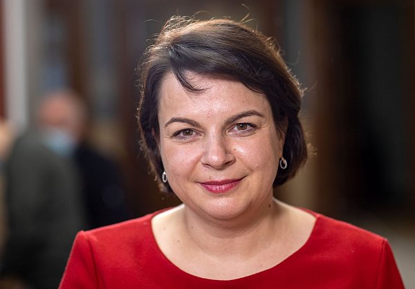 Sportministerin Stefanie Drese äußerte sich nach den Vorfällen in Rostock. - © Jens Büttner/dpa-Zentralbild/dpa