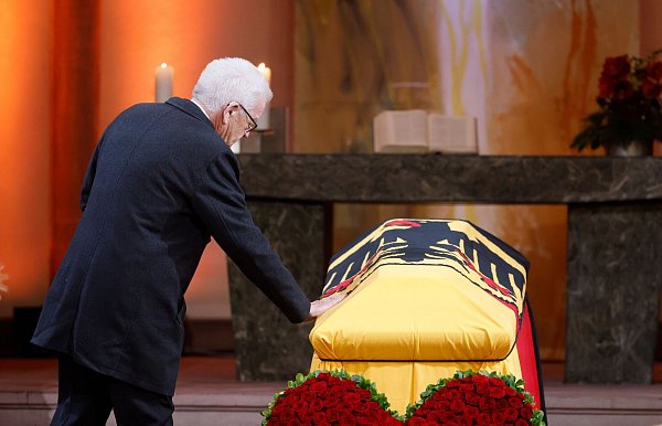 Ministerpräsident Winfried Kretschmann legt nach seiner Rede die Hand auf Schäubles Sarg. - © Philipp von Ditfurth/dpa