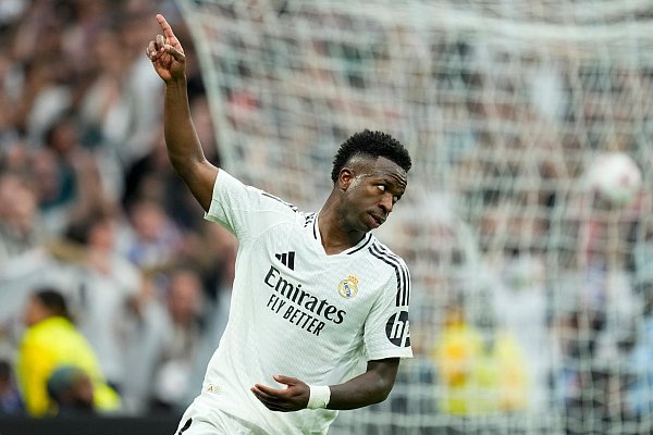 Vinícius Júnior von Real Madrid wurde als Weltfußballer geehrt. - © Jose Breton/AP/dpa