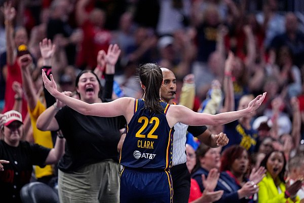 Wo Clark spielt, ist die Halle voll. Das lohnt sich auch finanziell für die WNBA. - © Michael Conroy/AP/dpa
