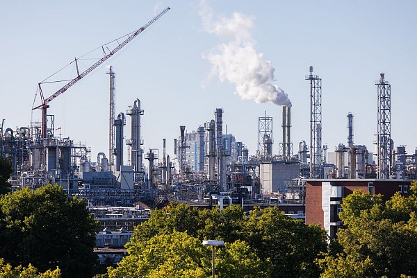 Spürt die schwache Nachfrage: der weltgrößte Chemiekonzern BASF. (Archivbild) - © Lando Hass/dpa