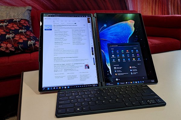 Warum nicht mal im Hochformat? Auch so lässt sich Lenovos Yoga Book 9i nutzen. - © Till Simon Nagel/dpa-tmn
