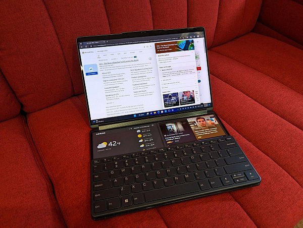 Wer den klassischen Laptop nicht missen will, legt auf das untere Display von Lenovos Yoga Book 9i einfach die mitgelieferte Tastatur. Dann arbeitet es sich wie gewohnt - der freie Displayplatz vor den Tasten lässt sich mit gewünschten Inhalten belegen. - © Till Simon Nagel/dpa-tmn