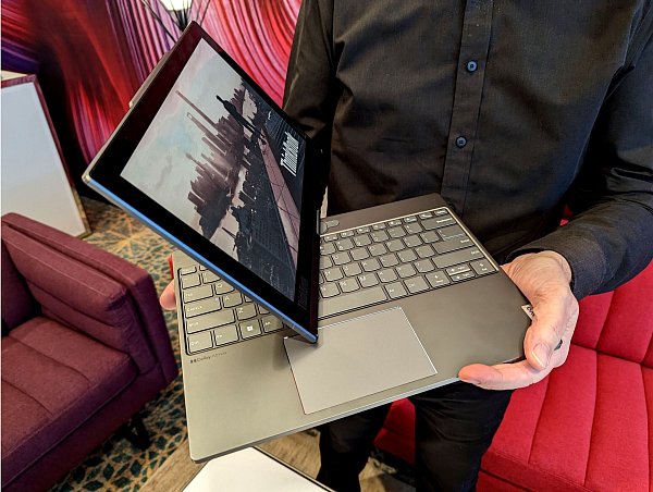 Das Thinkbook Plus Twist von Lenovo hat einen Bildschirm mit OLED-Display vorne und E-Ink-Display hinten. Über das Scharnier kann man zwischen ihnen wechseln. - © Till Simon Nagel/dpa-tmn