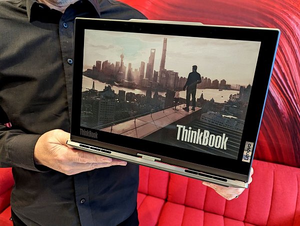 Das farbige E-Ink-Display des Thinkbook Plus Twist von Lenovo erlaubt besonders stromsparendes Arbeiten. Spiele und Videos beherrscht es aber wegen seiner langsamen Reaktionszeit nicht so gut. - © Till Simon Nagel/dpa-tmn