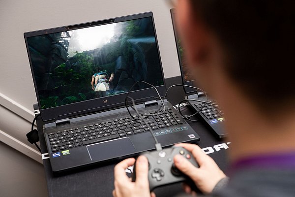 Die stereoskopische Darstellung des SpatialLabs TrueGame 3D-Ultra-Modus ist auf dem Display des Predator Helios 300 gut zu sehen. Wer direkt vor dem Gerät sitzt, erlebt das Dargestellte in 3D. - © Zacharie Scheurer/dpa-tmn