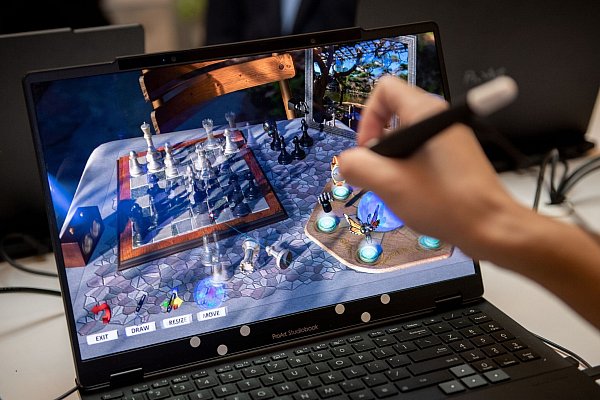 Sieht für den Menschen vor dem Computer noch viel dreidimensionaler aus. Der Spatial Vision genannte 3D-Modus des ProArt Studiobook 16 3D OLED von Asus. - © Zacharie Scheurer/dpa-tmn