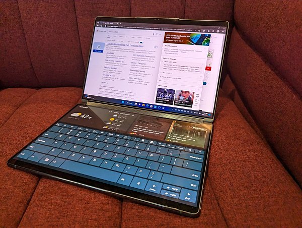 Ein Notebook, zwei Displays. Und wer doch eine Tastatur braucht, kann sie auf dem Touch-Display des Lenovo Yoga Book 9i einblenden lassen. - © Till Simon Nagel/dpa-tmn