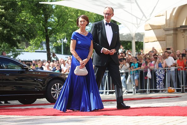 Charlotte und Friedrich Merz bei ihrer Ankunft. - © Karl-Josef Hildenbrand/dpa