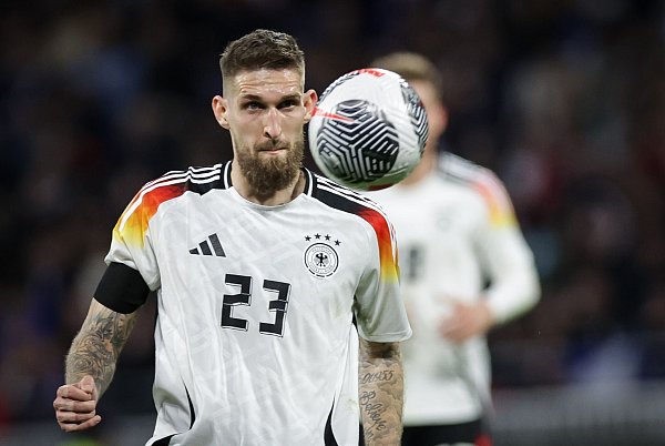 Robert Andrich neben Toni Kroos? Wohl eine aussichtsreiche Option für die EM. - © Christian Charisius/dpa