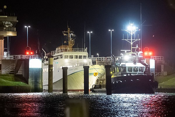 Die Passagiere waren stundenlang an Bord des Schiffs. - © Bodo Marks/dpa