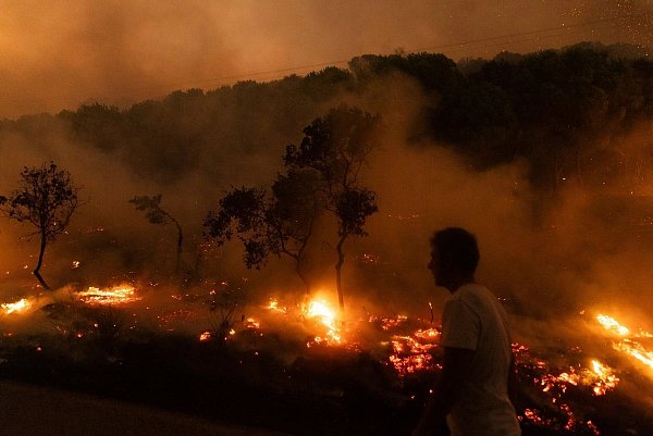 KI-gestützten Analysen zufolge könnten die Temperaturen rascher steigen als bisher zumeist angenommen. (Archivbild) - © Achilleas Chiras/AP/dpa