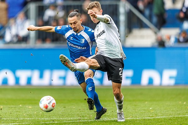 Baris Atik (l, 1. FC Magdeburg) kämpft gegen Jano ter Horst (Preußen Münster) um den Ball. - © Andreas Gora/dpa