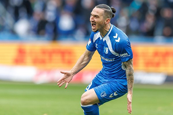 Baris Atik (1. FC Magdeburg) jubelt nach einem Tor. Durch Abseitsposition wird es nach VAR nicht anerkannt. - © Andreas Gora/dpa