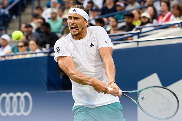 Im zweiten Satz deutlich stärker, im dritten dann wieder wackelig: Zverev im Halbfinale gegen Chatschanow. - © Vasiliy Ryabykh/ZUMA Press Wire/dpa
