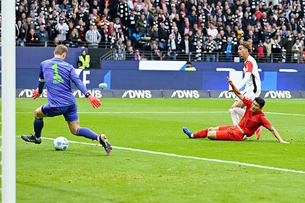 Die Bayern-Abwehr war gegen Eintracht Frankfurt dreimal nicht auf der Höhe. - © Uwe Anspach/dpa