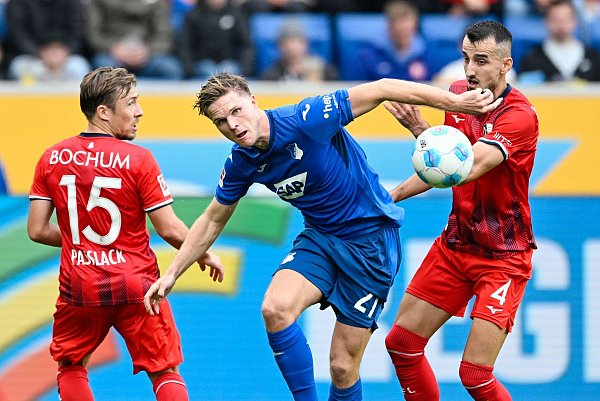 Hoffenheims Mairus Bülter (M.) traf gegen Bochum doppelt, doch nur ein Tor zählte. - © Uwe Anspach/dpa