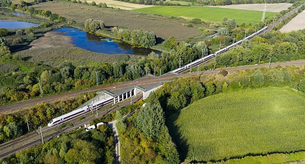 Mittlerweile läuft der Bahnverkehr zwischen Hannover und Berlin fast wieder wie gewohnt. - © Julian Stratenschulte/dpa