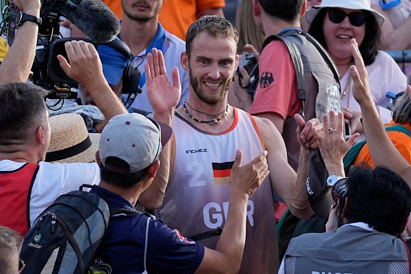 Nach dem Spiel jubelten die Deutschen auf der Tribüne. - © Robert F. Bukaty/AP