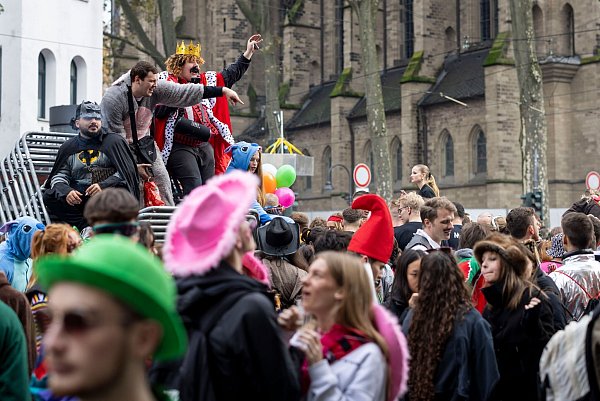 Menschen feiern auf der Zülpicher Straße in Köln Karneval. - © Christoph Reichwein/dpa