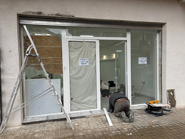 Viel Geschäfte in dem Flutgebiet sind geschlossen, doch an einigen Orten wird hoffnungsvoll für eine Wiedereröffnung renoviert. - © Angelika Engler/dpa