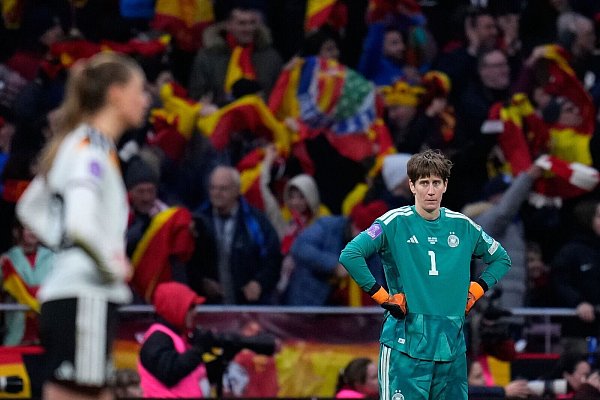 Berger bedient: Drei Gegentore kassierte die Torhüterin gegen Spanien. - © Manu Fernandez/AP/dpa