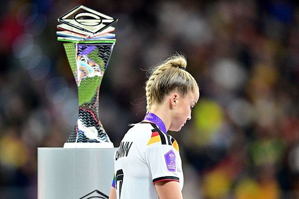 Nicht anfassen: Für DFB-Kapitänin Giulia Gwinn war der Nations-League-Pokal nah und doch so fern. - © Sebastian Christoph Gollnow/dpa
