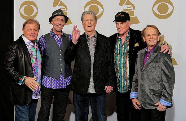 Nicht immer ging es bei den Beach Boys harmonisch zu. Brian Wilson (M) und sein Cousin Mike Love (2. v. r.) begegneten sich auch vor Gericht. (Archivfoto) - © Mark J. Terrill/AP/dpa